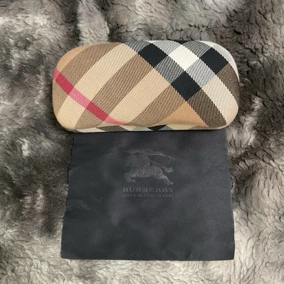 Burberry Plaid Eyeglass hard Case in Black and Tan fir sunglasses or glasses - Picture 2 of 5